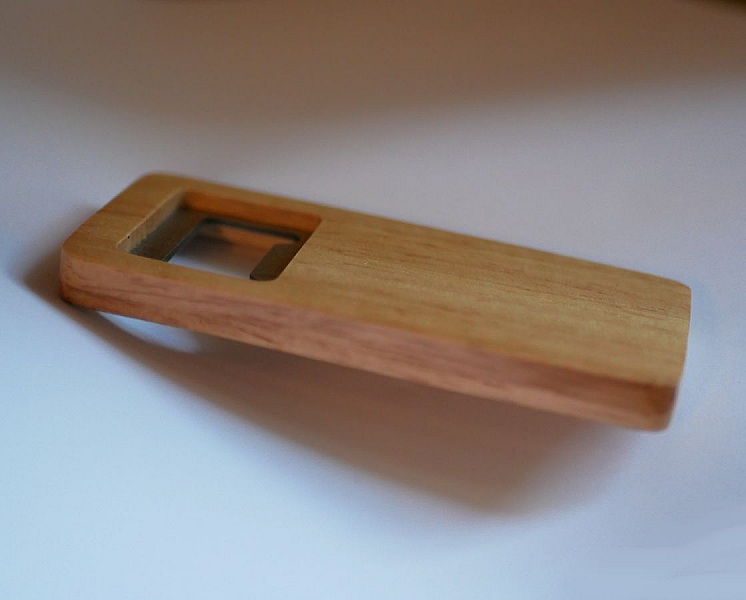 Flask&ouml;ppnare i tr&auml; f&ouml;r personlig anpassning, br&ouml;llopsg&aring;va 