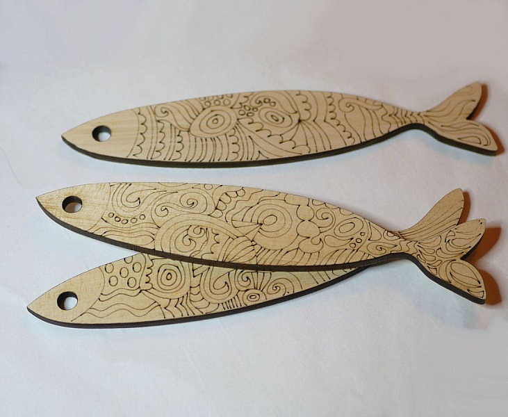 V&auml;ggdekoration Sardiner i tr&auml; graverade f&ouml;r att m&aring;las 