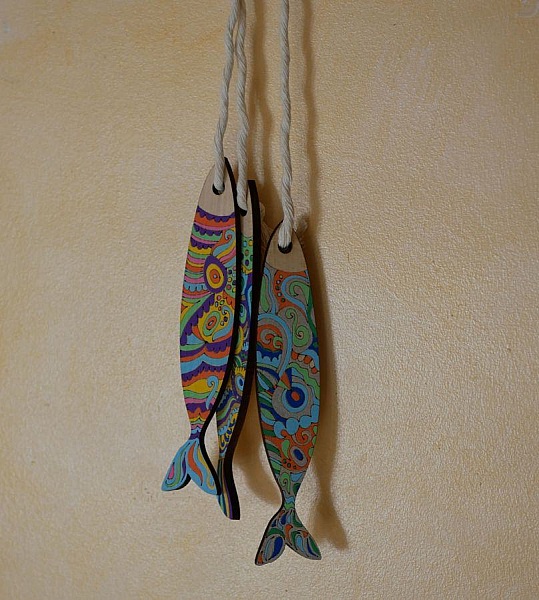 V&auml;ggdekoration Sardiner i tr&auml; graverade f&ouml;r att m&aring;las 