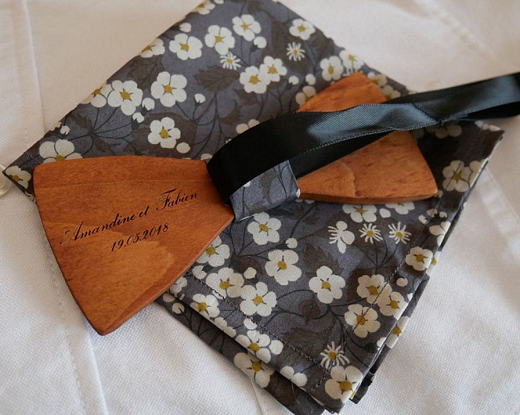 Slipsar i tr&auml; med fluga gr&aring; Liberty Clutch L8 present f&ouml;r m&auml;n