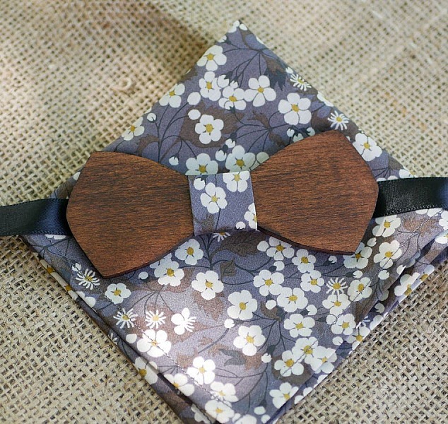 Slipsar i tr&auml; med fluga gr&aring; Liberty Clutch L8 present f&ouml;r m&auml;n