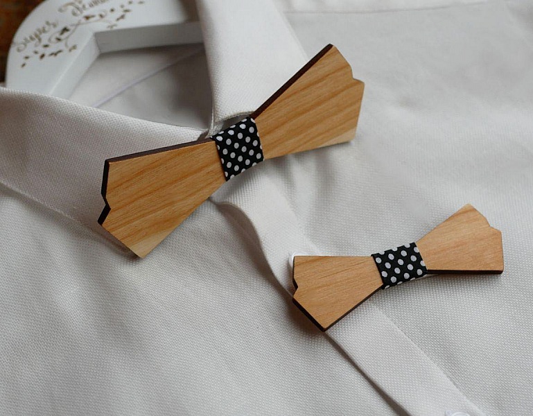 Tr&auml;b&aring;gsfluga f&ouml;r m&auml;n och brosch f&ouml;r kvinnor som kan anpassas till dina &ouml;nskem&aring;l.