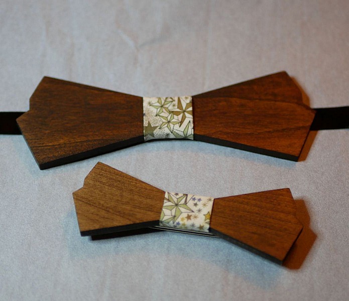 Tr&auml;b&aring;gsfluga f&ouml;r m&auml;n och brosch f&ouml;r kvinnor som kan anpassas till dina &ouml;nskem&aring;l.