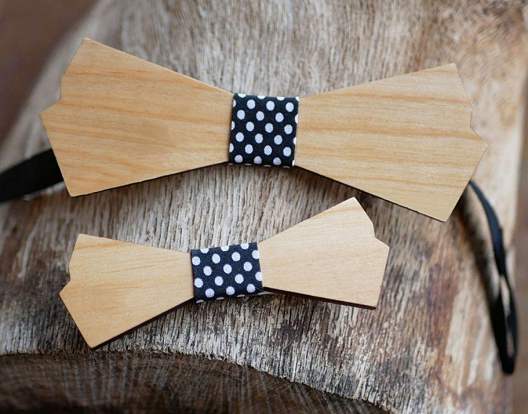 Tr&auml;b&aring;gsfluga f&ouml;r m&auml;n och brosch f&ouml;r kvinnor som kan anpassas till dina &ouml;nskem&aring;l.