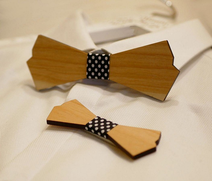 Tr&auml;b&aring;gsfluga f&ouml;r m&auml;n och brosch f&ouml;r kvinnor som kan anpassas till dina &ouml;nskem&aring;l.