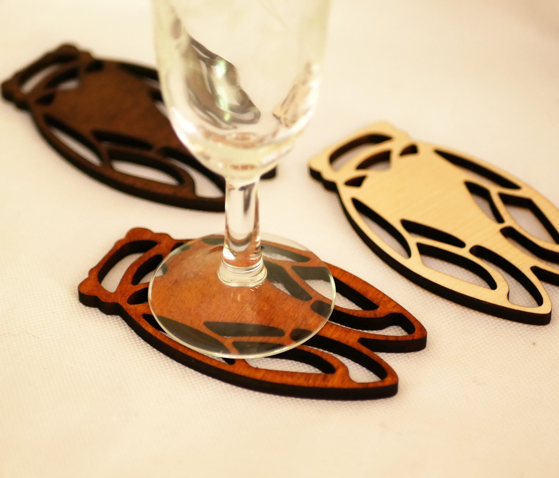 5 bordskort i tr&auml; av m&auml;rket Cicada som du kan g&ouml;ra personliga med ditt namn