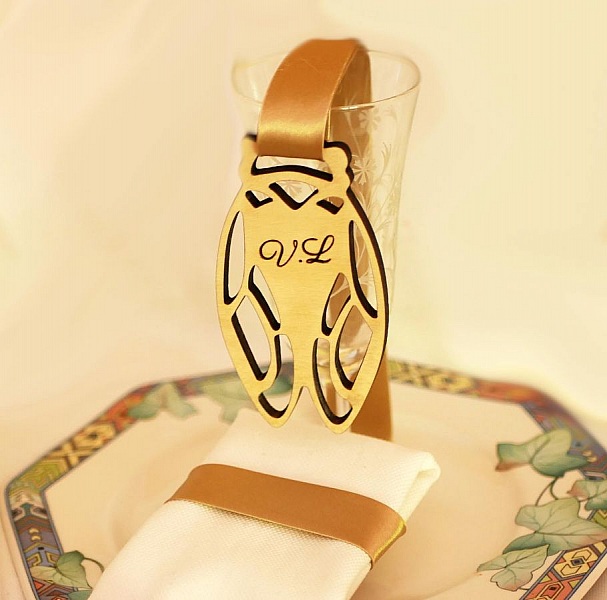 5 bordskort i tr&auml; av m&auml;rket Cicada som du kan g&ouml;ra personliga med ditt namn