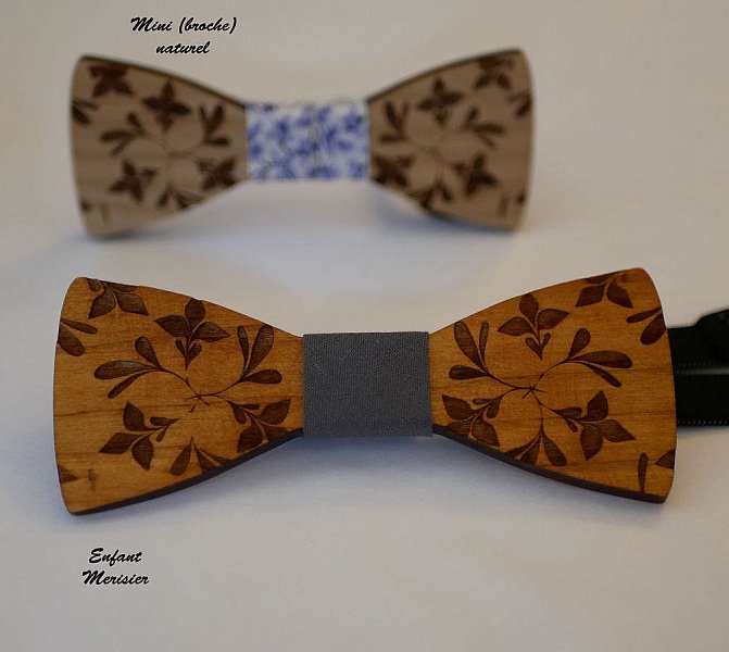 Miniband i tr&auml; f&ouml;r barn med graverade blommor som kan personaliseras med samma modell f&ouml;r barn och m&auml;n.