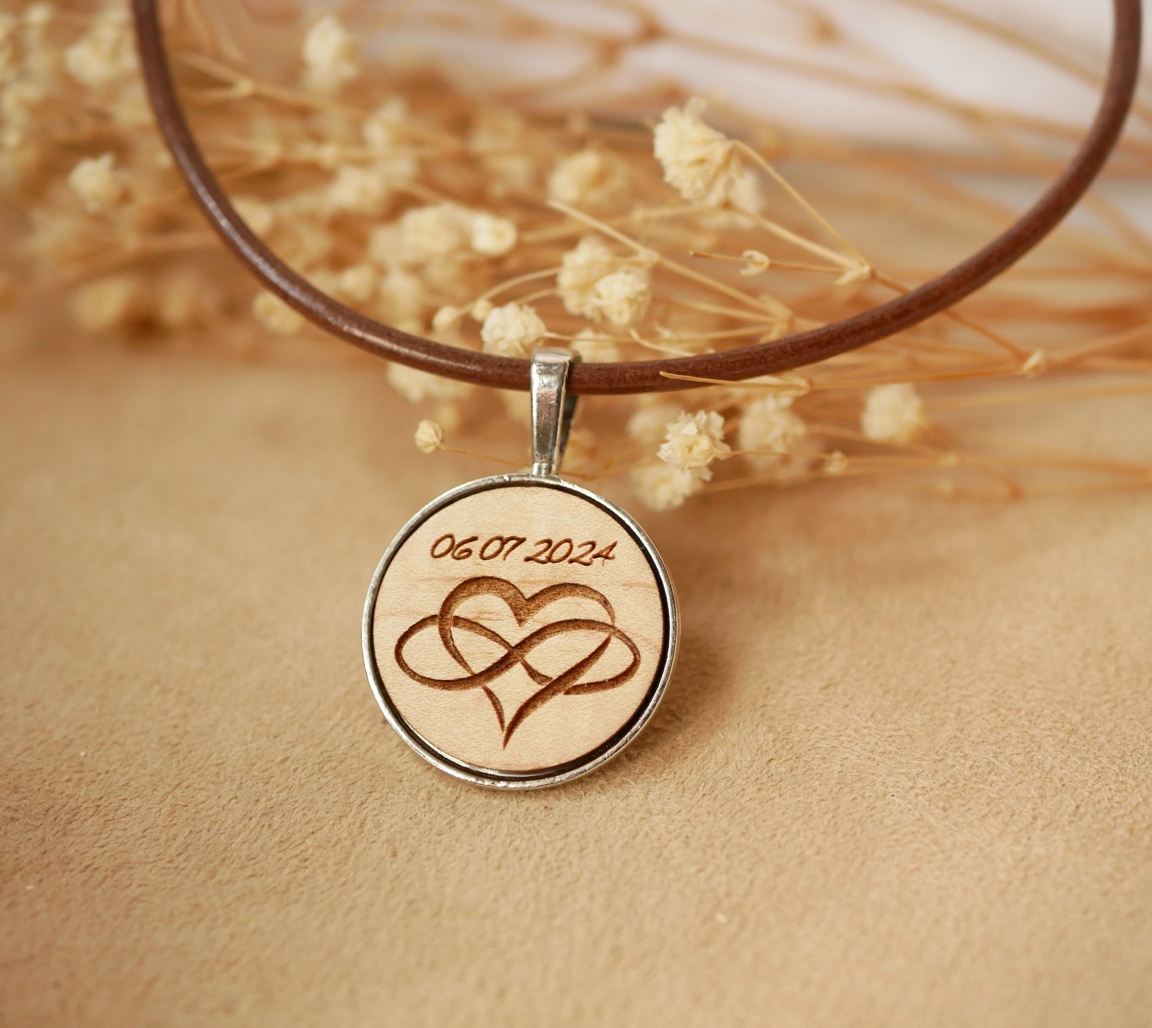 Graverad tr&auml;medaljong p&aring; ett europeiskt l&auml;derhalsband f&ouml;r personlig anpassning 