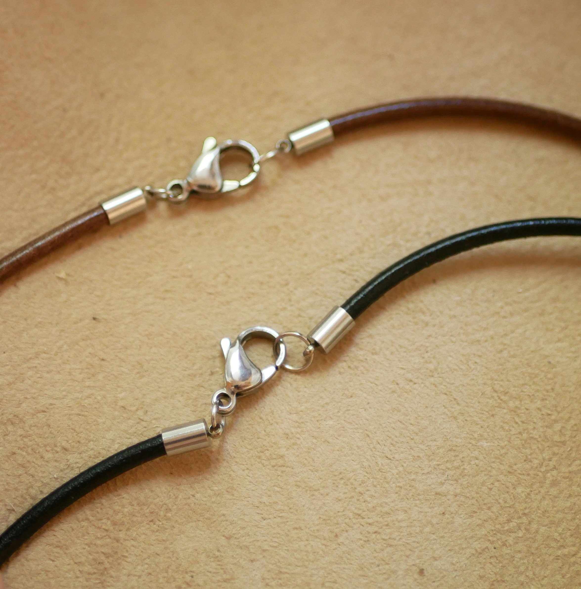 Graverad tr&auml;medaljong p&aring; ett europeiskt l&auml;derhalsband f&ouml;r personlig anpassning 