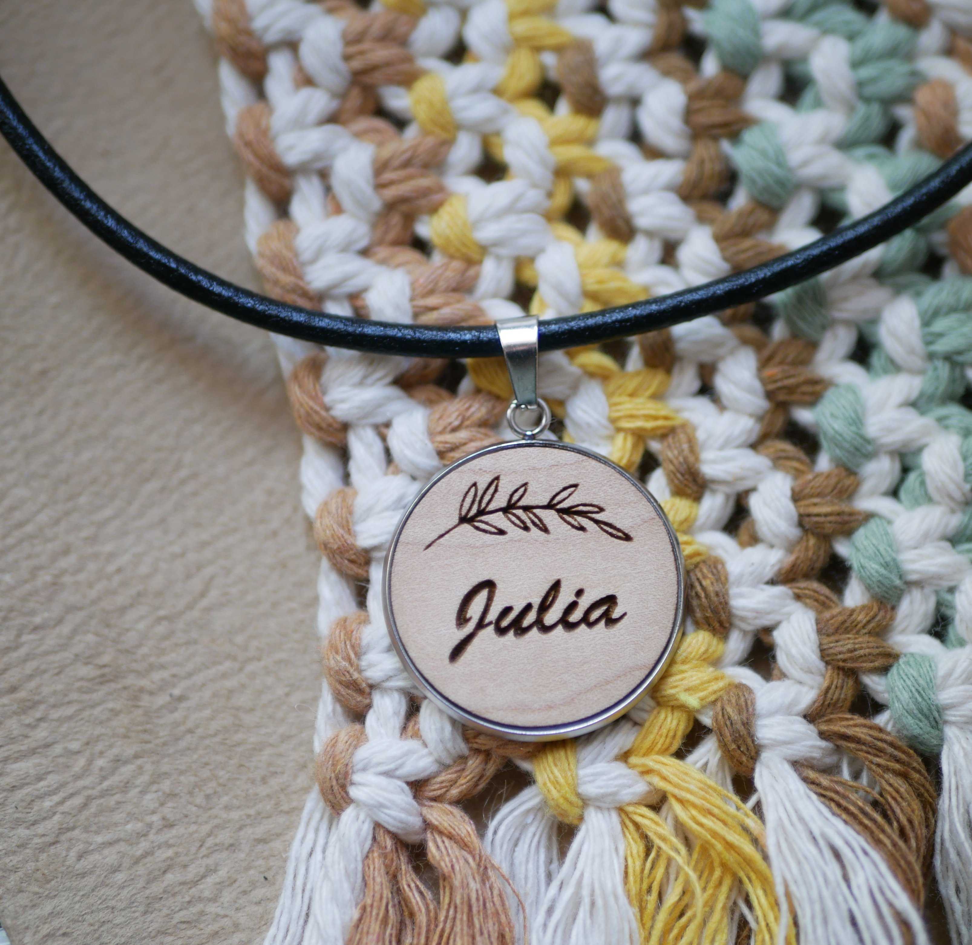 Graverad tr&auml;medaljong p&aring; ett europeiskt l&auml;derhalsband f&ouml;r personlig anpassning 