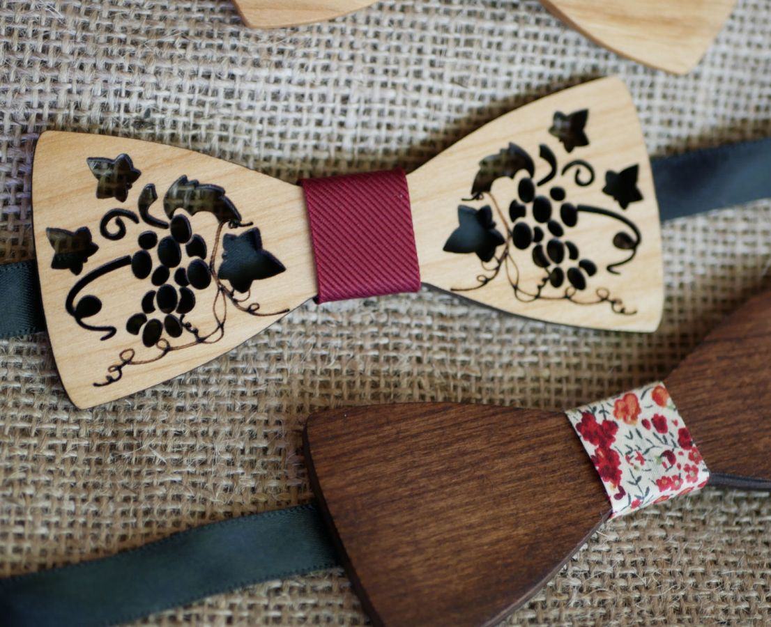 Genombruten träbåge med vinrankor och blad tillverkad i Frankrike