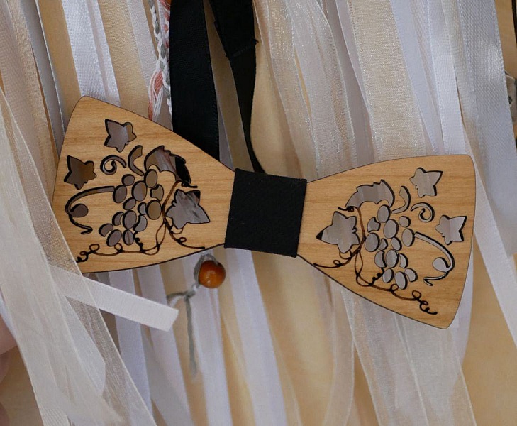 Genombruten tr&auml;b&aring;ge med vinrankor och blad tillverkad i Frankrike