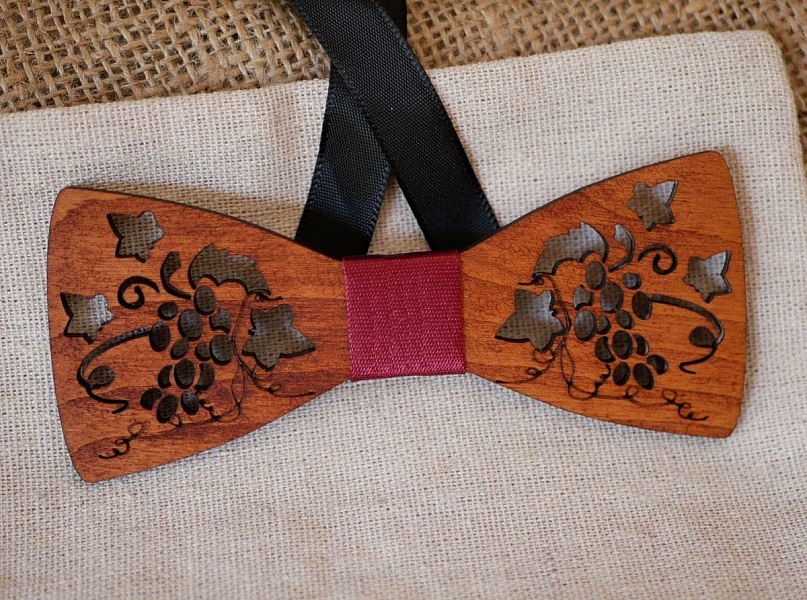 Genombruten tr&auml;b&aring;ge med vinrankor och blad tillverkad i Frankrike