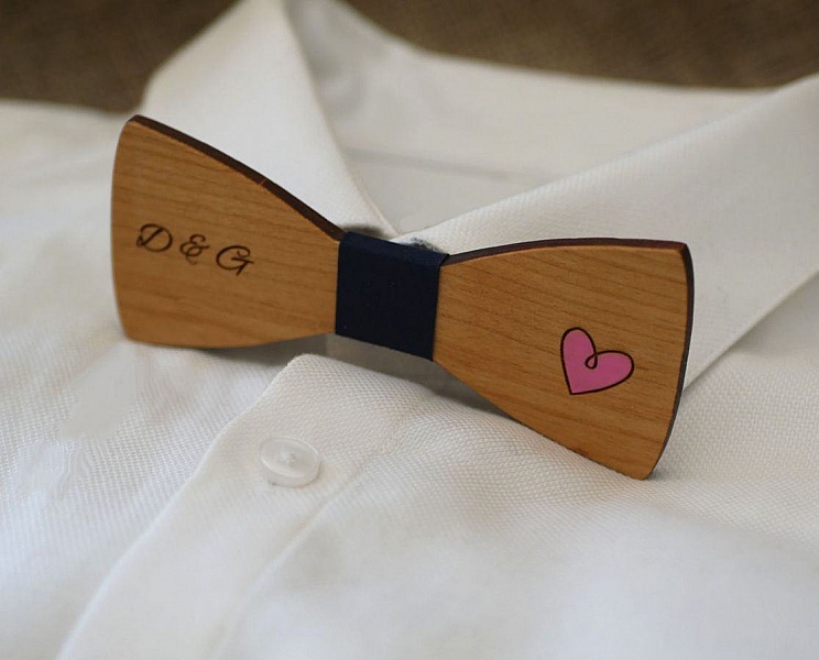 Tr&auml;b&aring;ge med graverat och m&aring;lat hj&auml;rta som kan anpassas personligen tillverkad i Frankrike