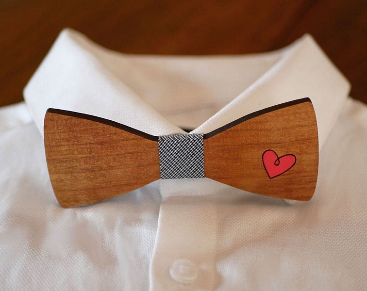 Tr&auml;b&aring;ge med graverat och m&aring;lat hj&auml;rta som kan anpassas personligen tillverkad i Frankrike