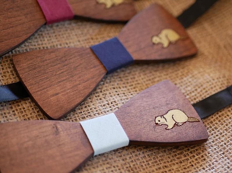 Tr&auml;b&aring;gslips, anpassningsbar design, graverad och m&aring;lad, tillverkad i Frankrike