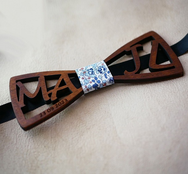 Dubbel fluga i tr&auml; med personliga genombrutna initialer