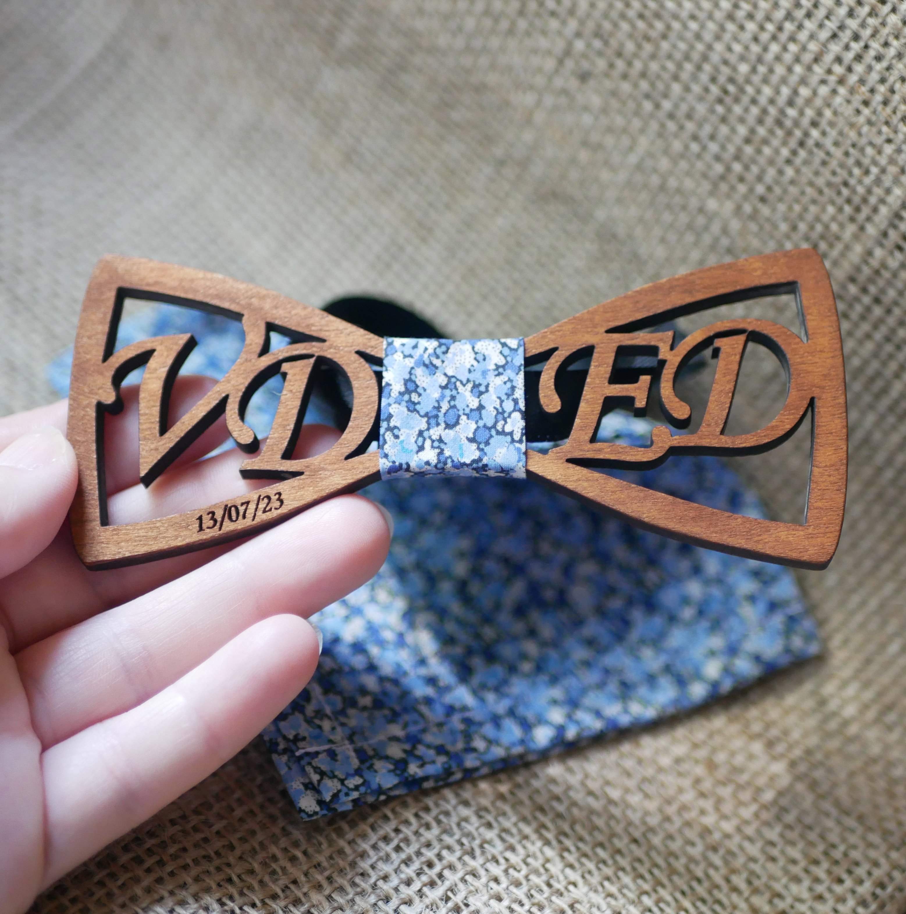 Dubbel fluga i tr&auml; med personliga genombrutna initialer