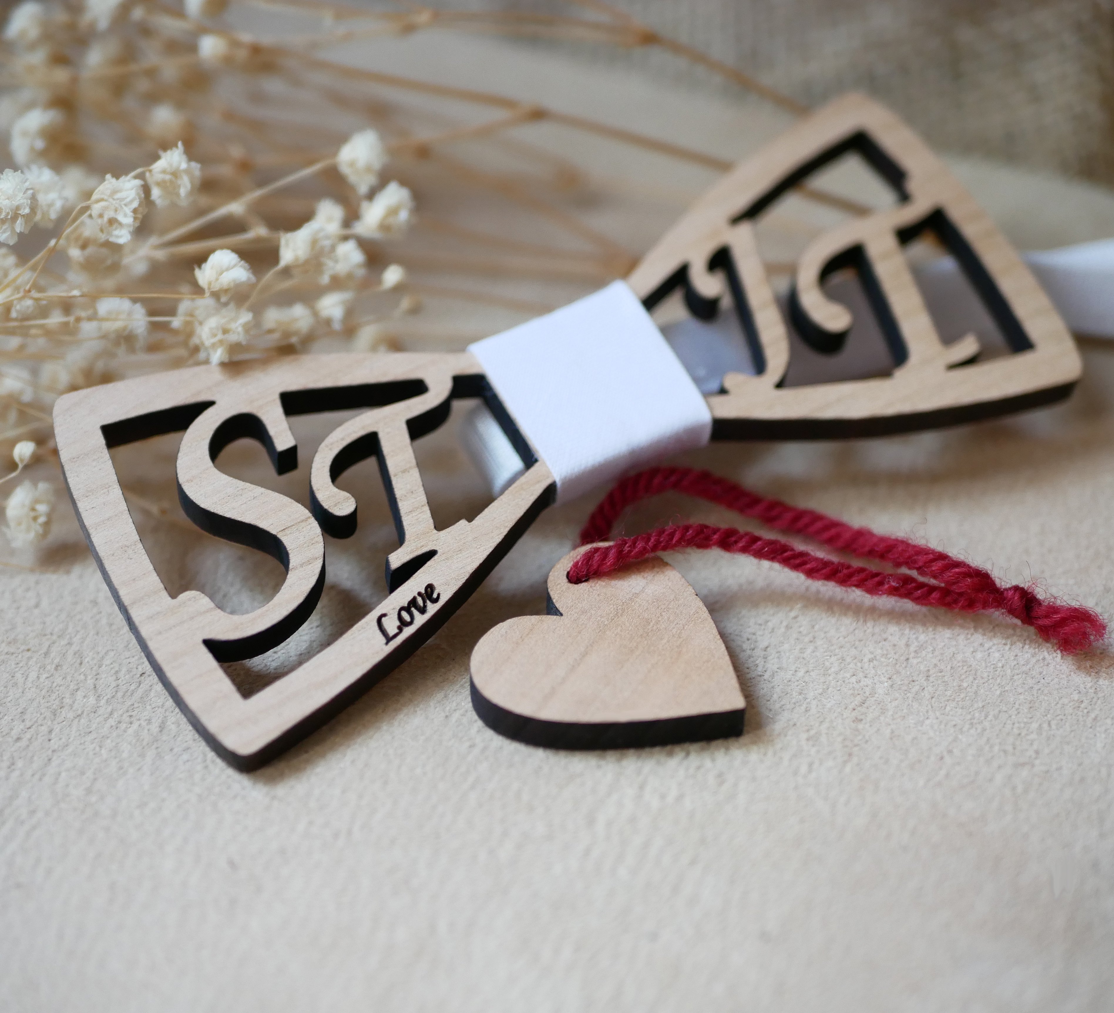 Dubbel fluga i tr&auml; med personliga genombrutna initialer