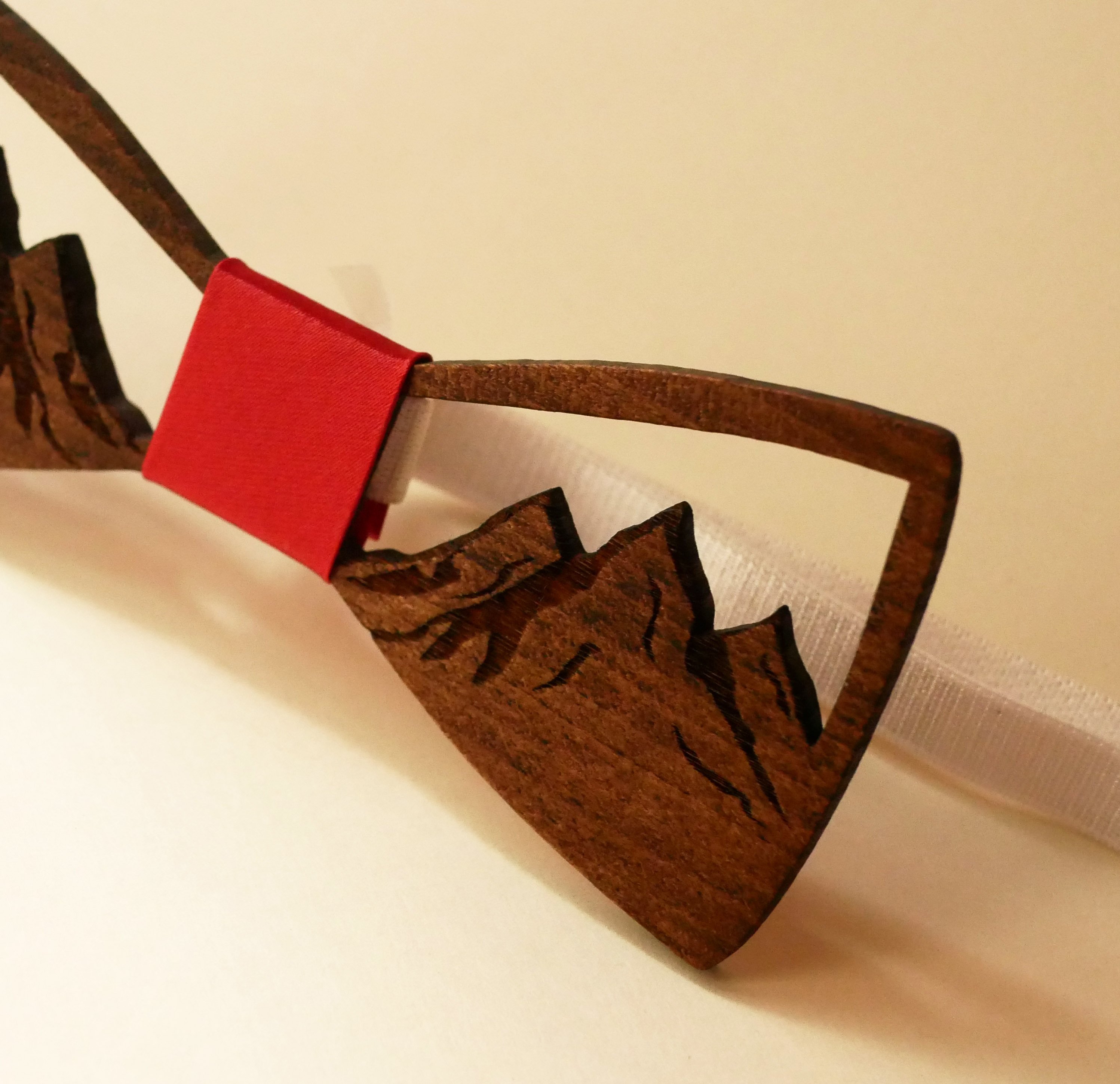 Fransk fluga i tr&auml; dekorerad med genombrutna berg 