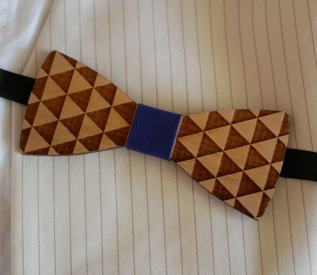 Träbåge med graverade trianglar