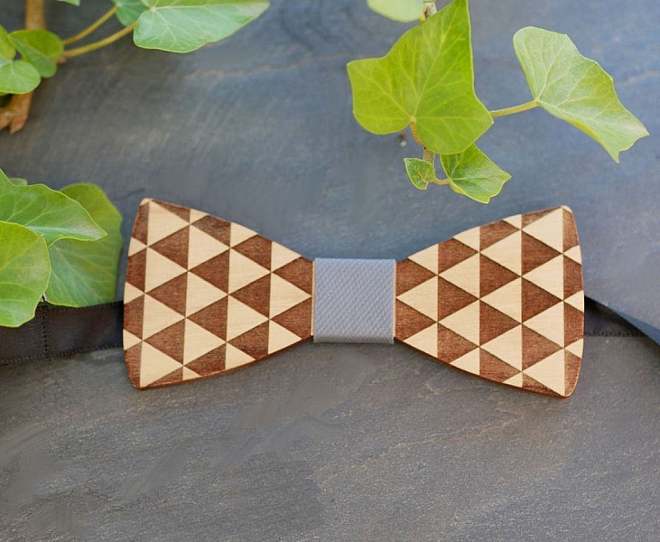 Tr&auml;b&aring;ge med graverade trianglar