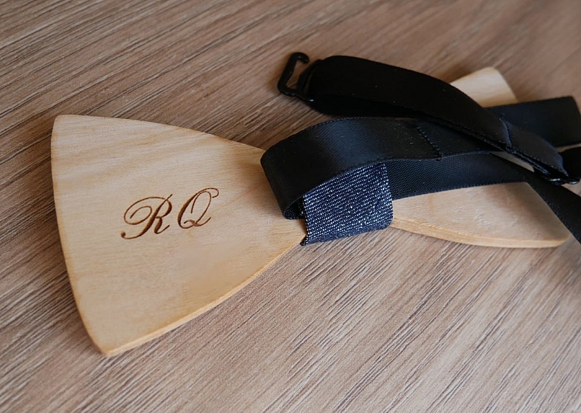 Tr&auml;b&aring;ge f&ouml;r br&ouml;llop graverad med vigselringar tillverkad i Frankrike