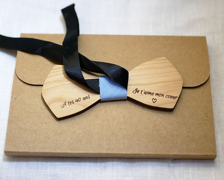 Naturlig tr&auml;b&aring;gsbinda som kan personaliseras genom att gravera "le rabl&eacute;".  