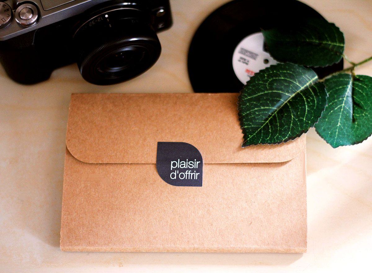 Pochette Liberty étoiles bleues  et noeud papillon en bois personnalisable