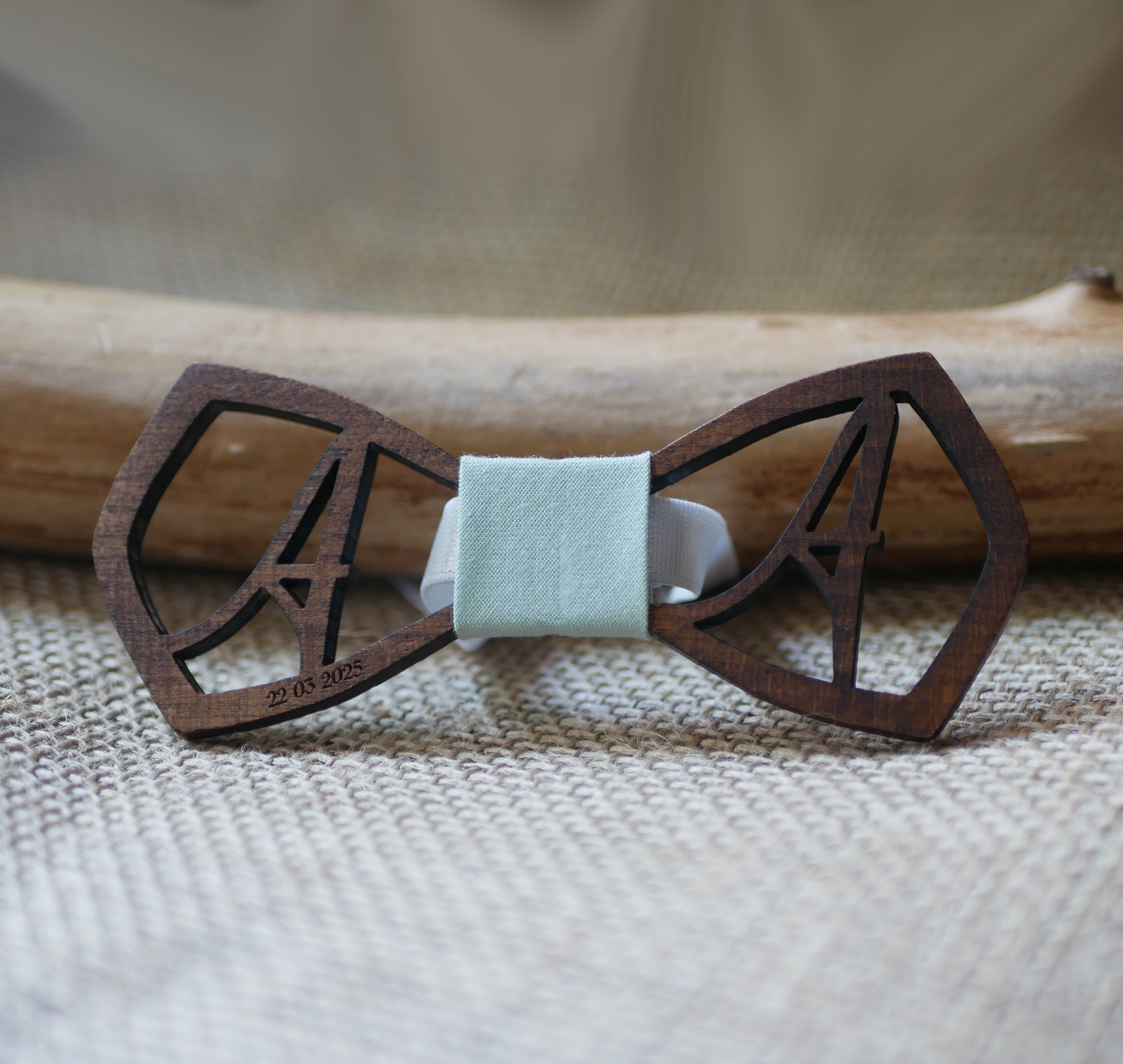 Fluga i tr&auml; "le rabl&eacute;", personlig med 2 genombrutna initialer