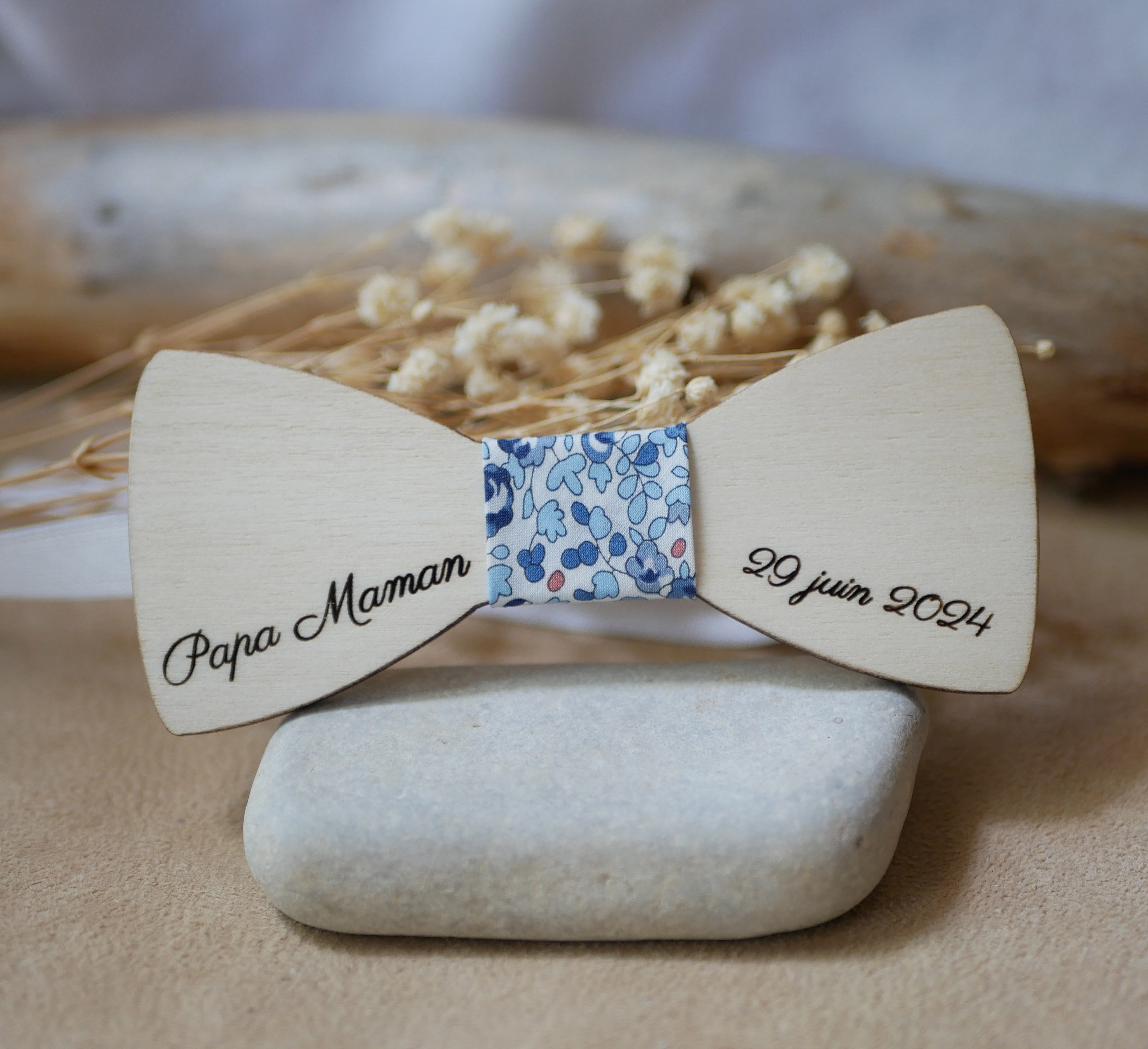 Nœud papillon en bois personnalisé avec tissu floral bleu.