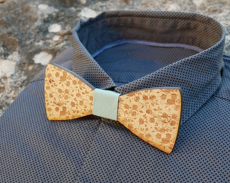 Blips i k&ouml;rsb&auml;rstr&auml; med sm&aring; graverade blommor som kan personaliseras genom att gravera p&aring; baksidan tillverkad i Frankrike.