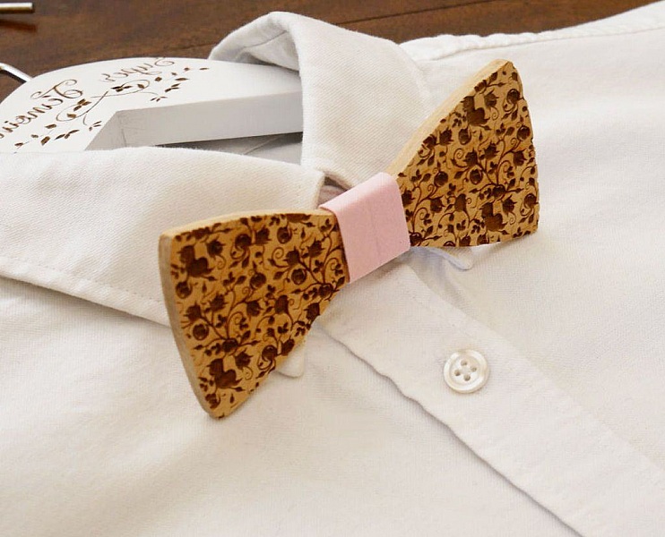 Blips i k&ouml;rsb&auml;rstr&auml; med sm&aring; graverade blommor som kan personaliseras genom att gravera p&aring; baksidan tillverkad i Frankrike.