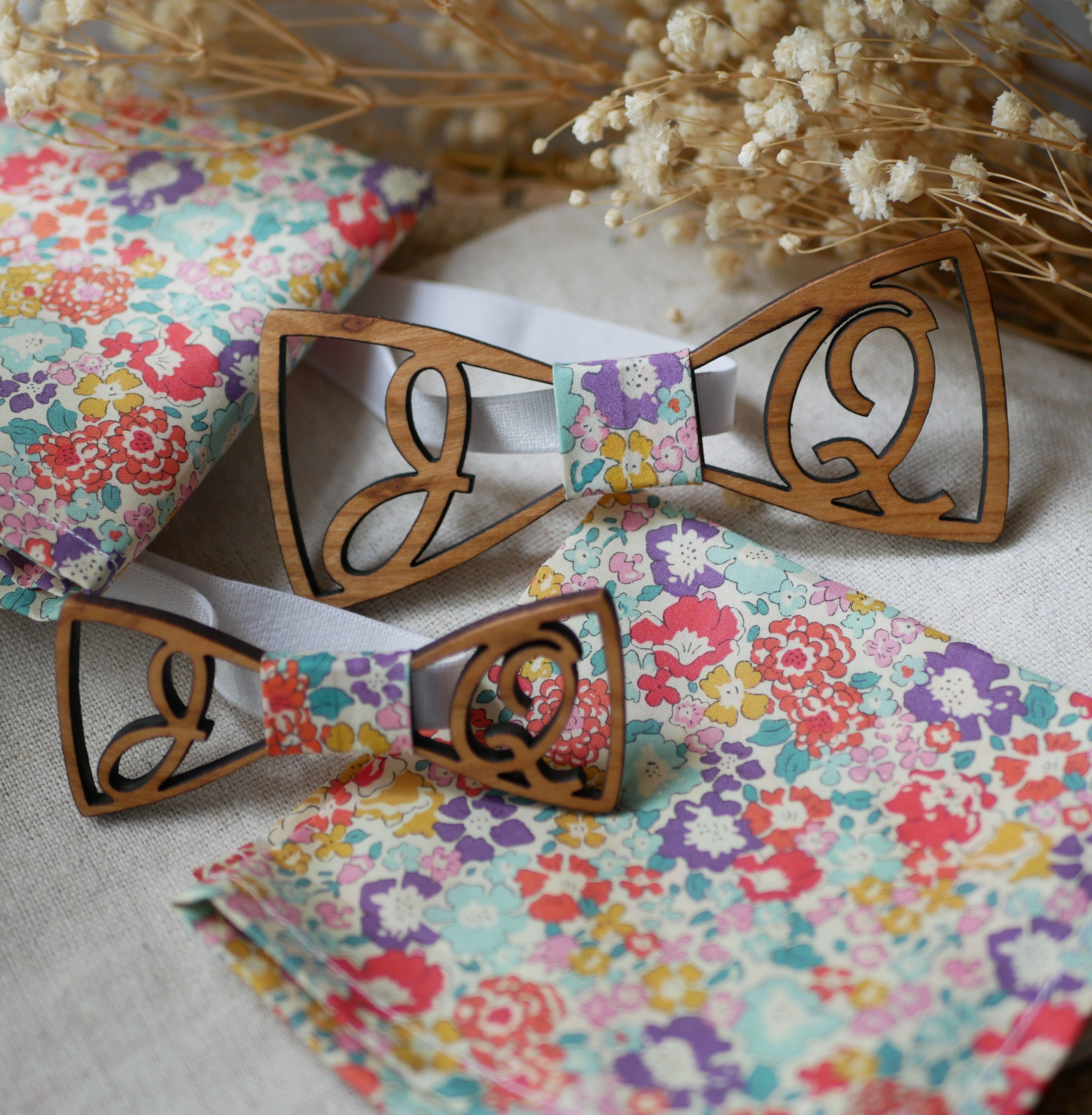 Liten fluga i tr&auml; med 2 initialer