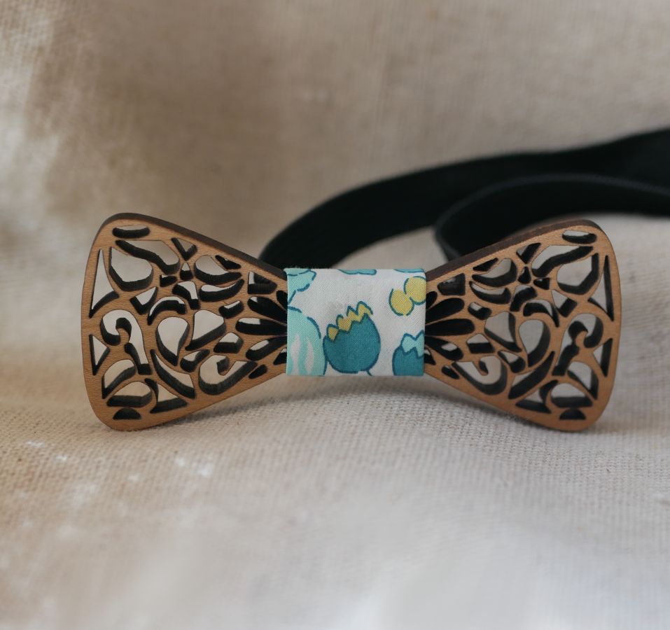 Minifluga i trä med eleganta kurvor