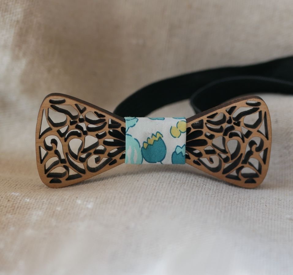 Minifluga i trä med eleganta kurvor