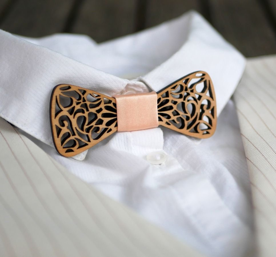 Minifluga i trä med eleganta kurvor
