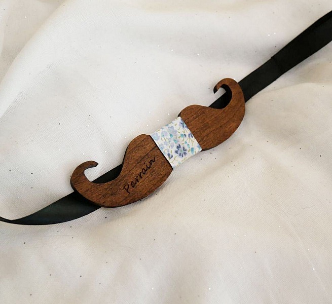 Noeud papillon moustache en bois personnalisé pour parrain.