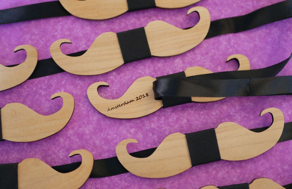 Kirskogsnatt med mustasch som kan anpassas till din personliga stil, tillverkad i Frankrike.