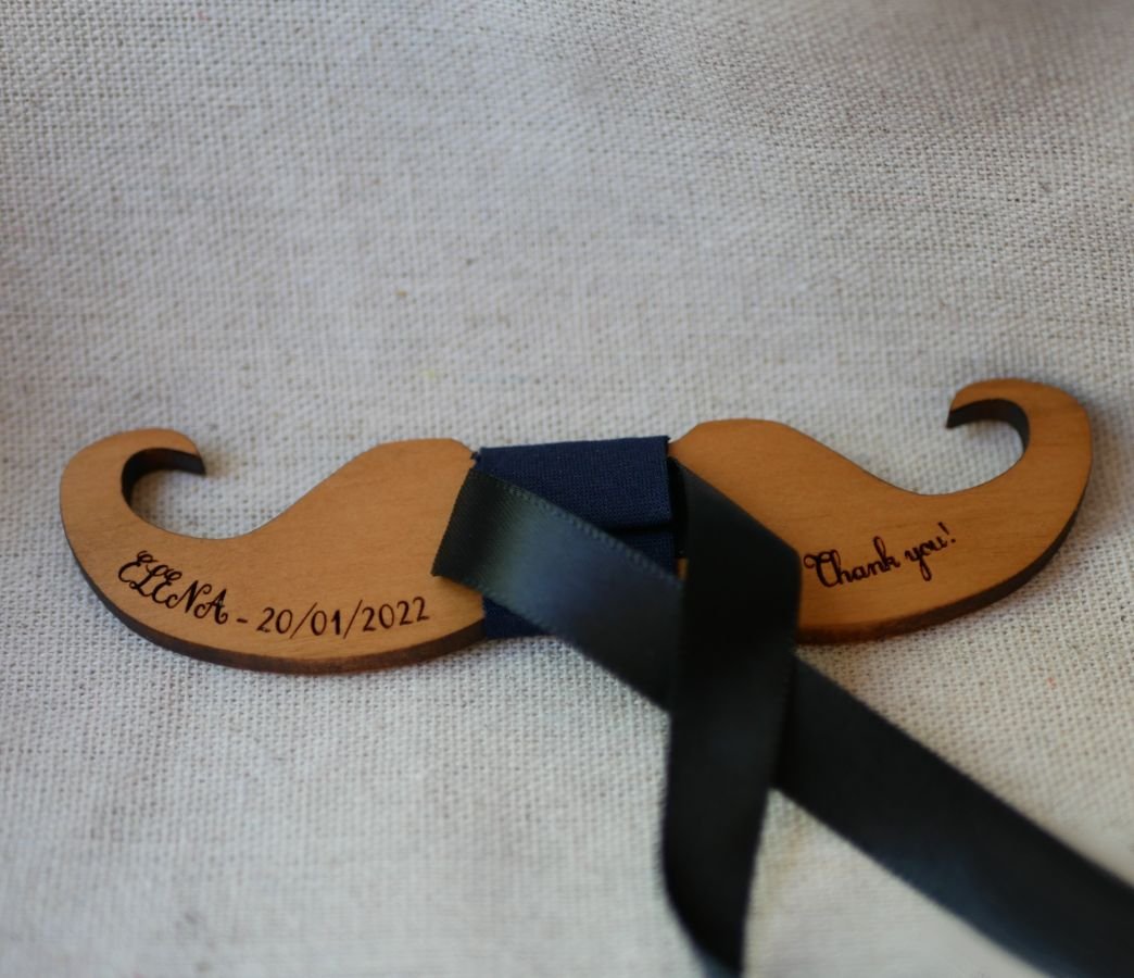 Kirskogsnatt med mustasch som kan anpassas till din personliga stil, tillverkad i Frankrike.