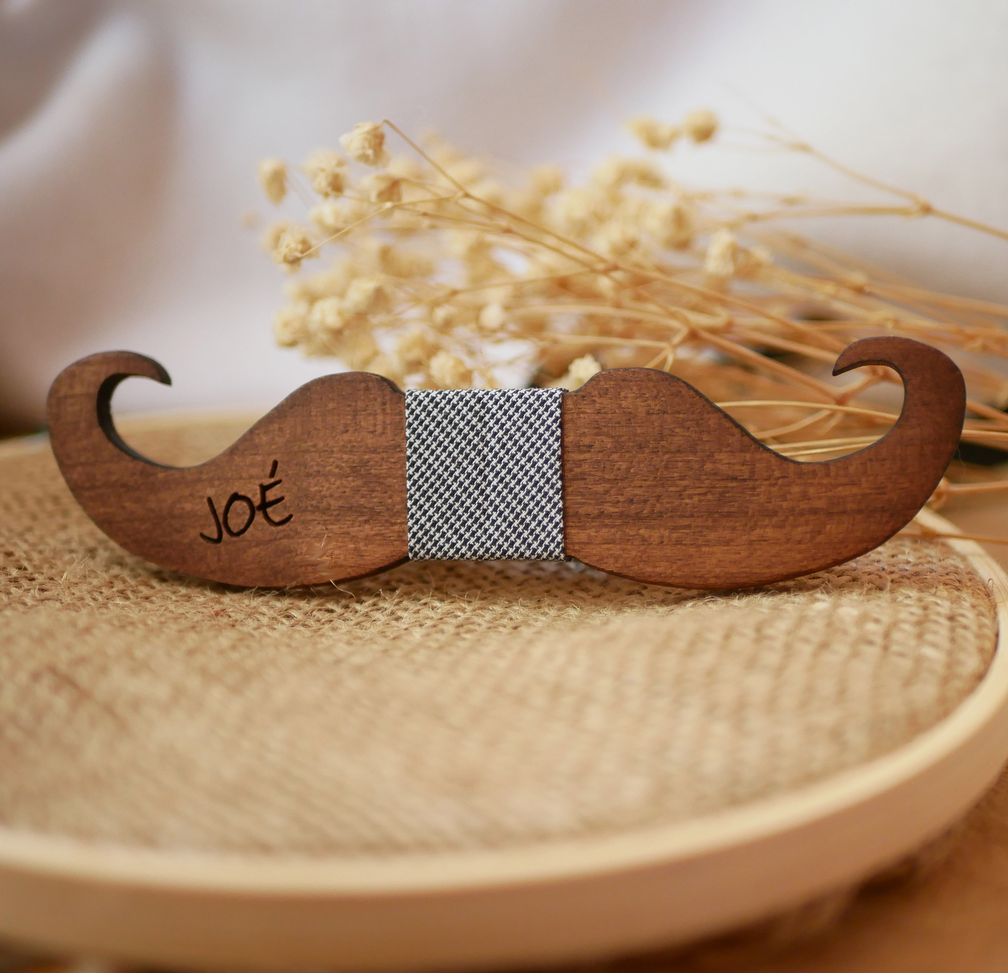 Färgad trä Moustache fluga för personlig anpassning tillverkad i Frankrike