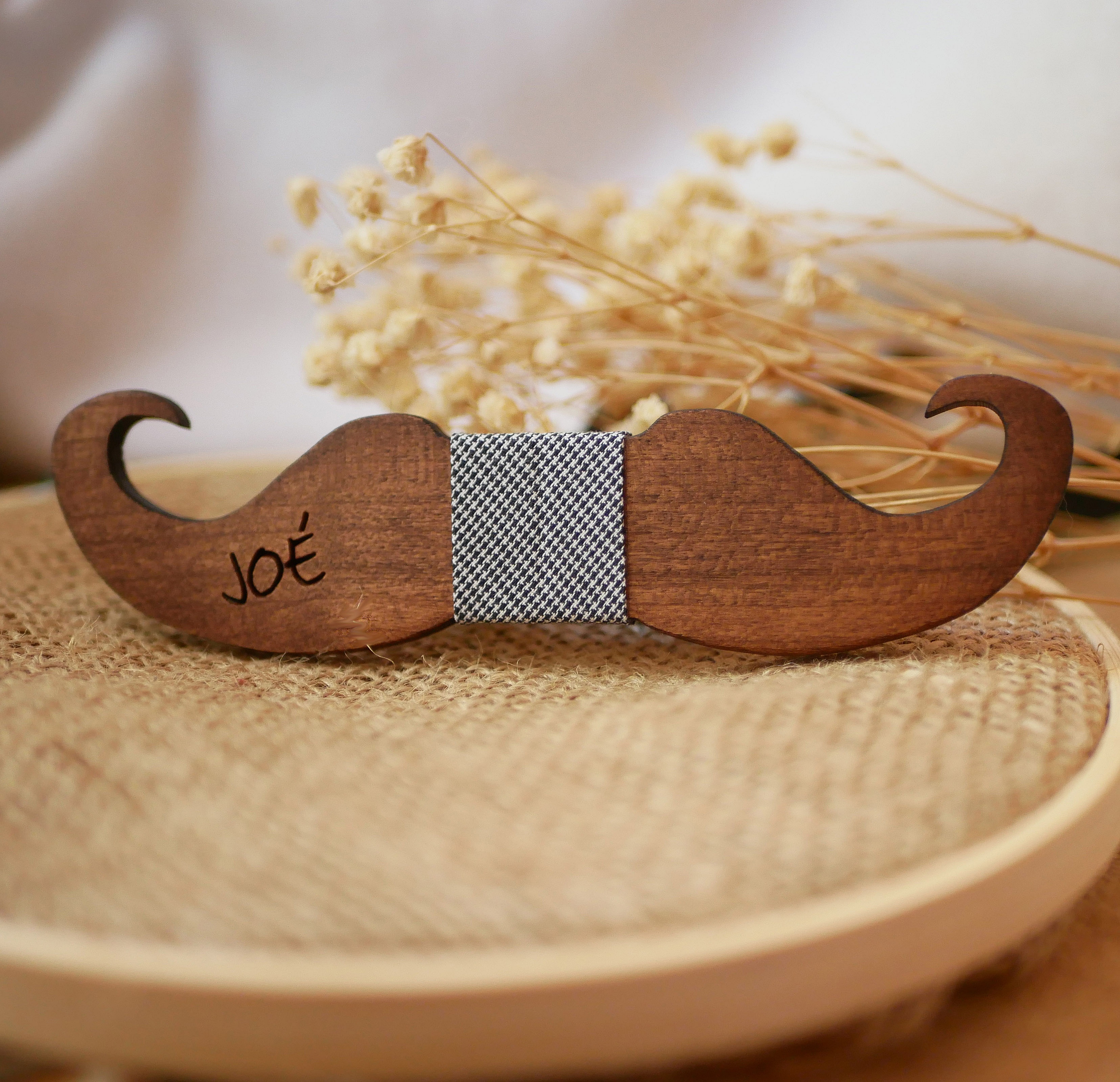 Noeud papillon moustache en bois personnalisé avec prénom.