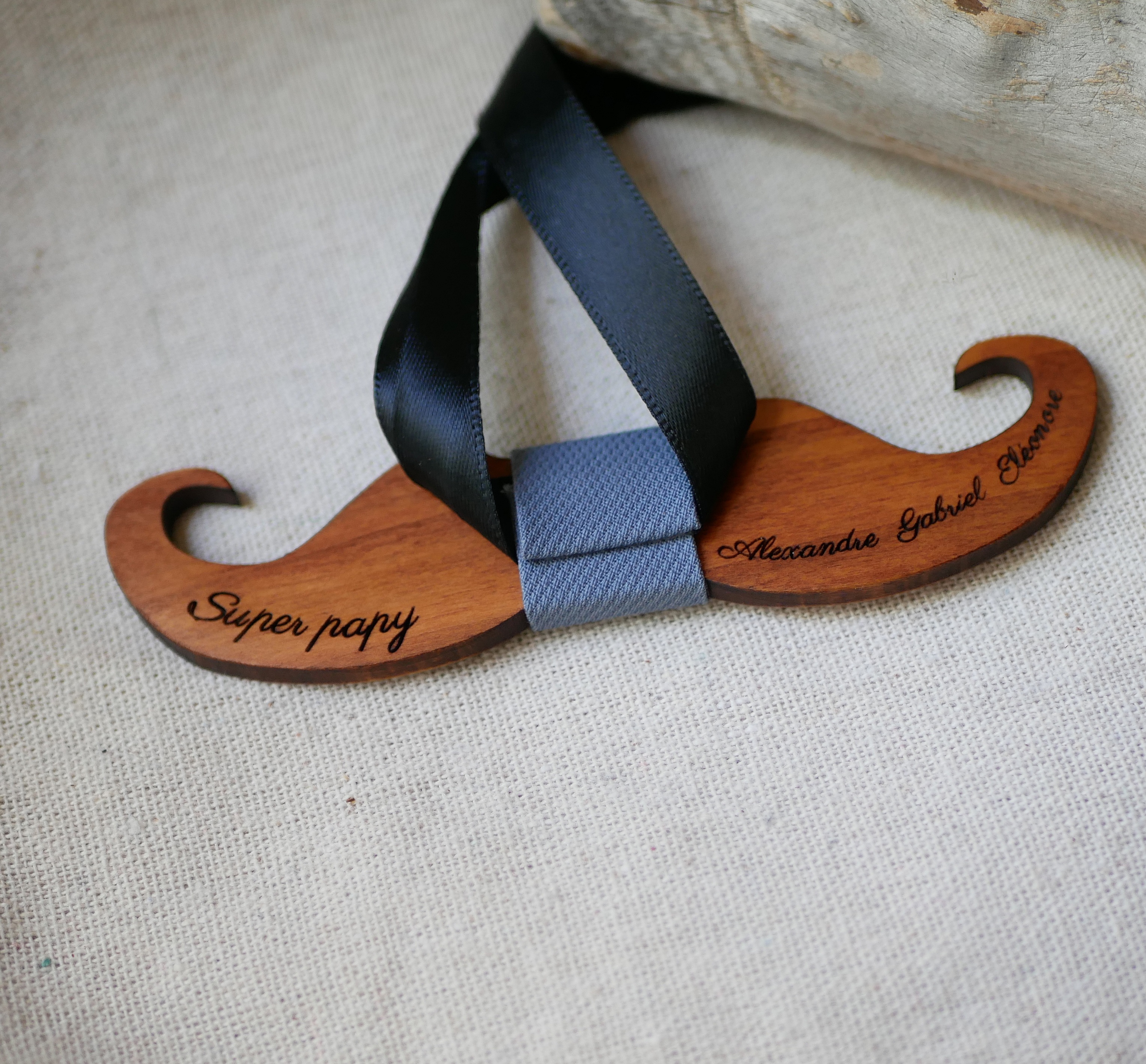 Noeud papillon moustache en bois personnalisé fabriqué en France.