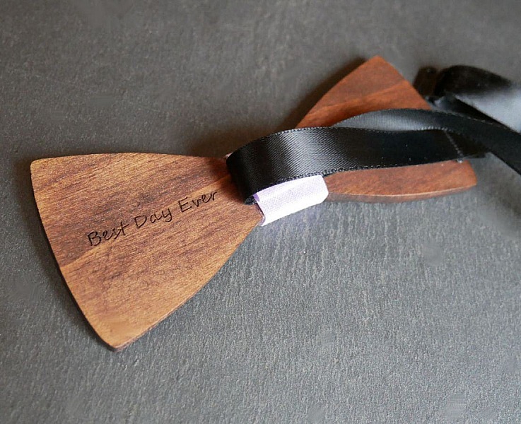 Blips i valn&ouml;t med sm&aring; graverade blommor