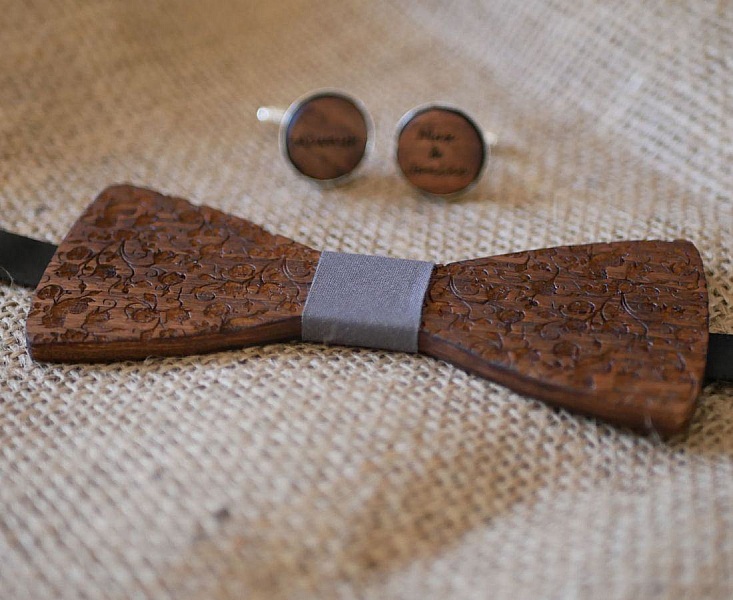 Blips i valn&ouml;t med sm&aring; graverade blommor