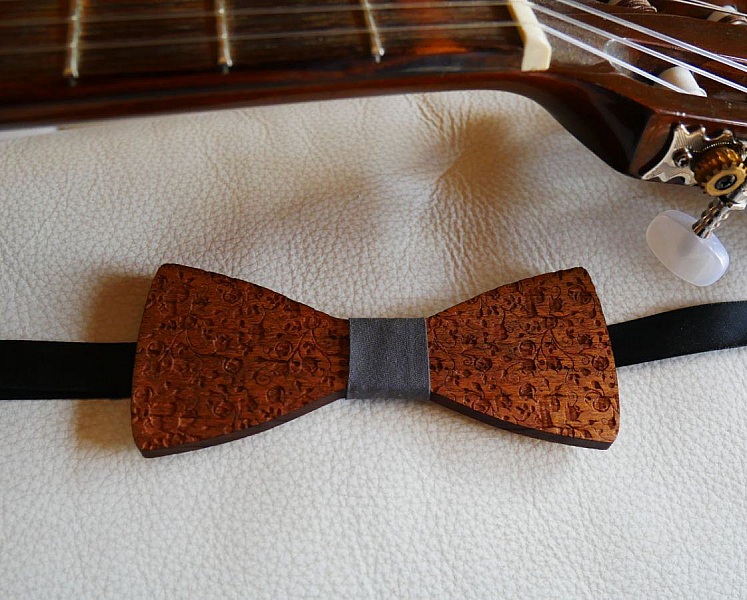 Blips i valn&ouml;t med sm&aring; graverade blommor