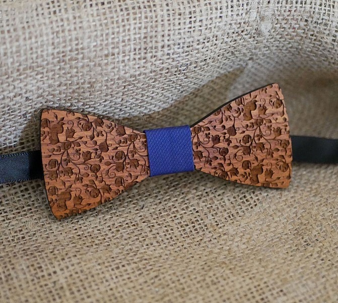 Blips i valn&ouml;t med sm&aring; graverade blommor