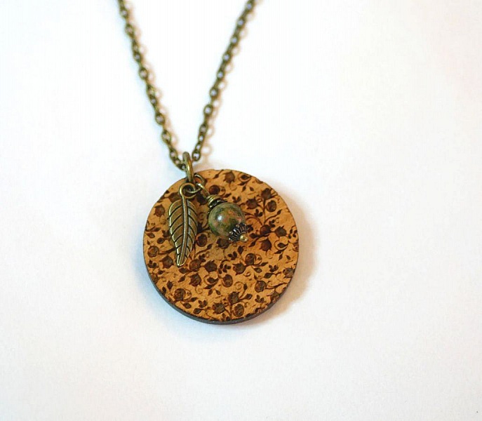 Graverat tr&auml;pendel med berlocker f&ouml;r personlig anpassning