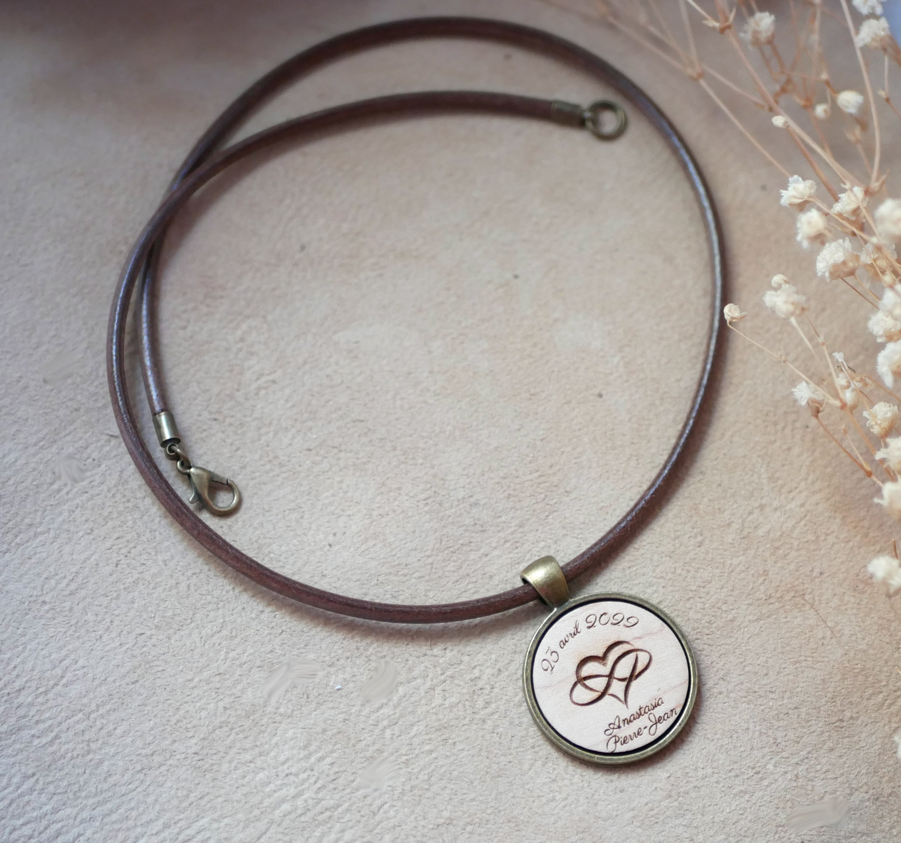 Graverat tr&auml;h&auml;nge p&aring; ett europeiskt l&auml;derhalsband f&ouml;r personlig anpassning 